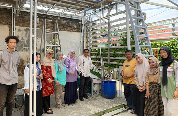 Pengontrolan Pupuk Cair Organik Teknologi Nano dengan Sensor IoT pada Kelompok Tani Andalas Hydroponic Farm, Program Diseminasi Teknologi dan Inovasi 1 PETANIAN MODERN—Universitas Negeri Padang (UNP) melalui Program Diseminasi Teknologi dan Inovasi kembali menghadirkan inovasi dalam mendukung pertanian modern