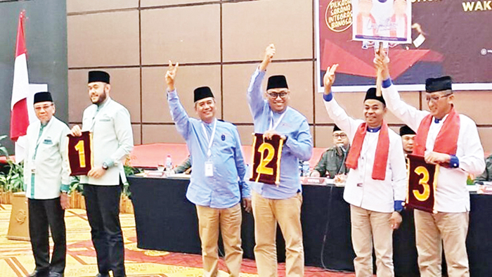 NOMOR URUT—  KPU  Kota Padang resmi menetapkan dan mengumumkan pengundian dan penetapan nomor urut paslon Wali Kota-Wakil Wali Kota di Pilkada Padang 2024, Senin (23/9).
