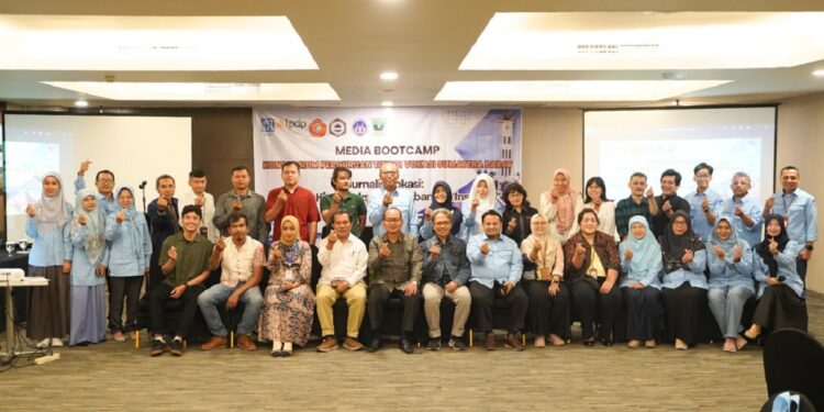 Media Bootcamp Konsorsium Kemitraan Vokasi Sumbar, Menulis Kisah Sukses, Membangun Inspirasi 1 USAI—Foto bersama usai pembukaan Media Bootcamp Konsorsium Kemitraan Vokasi Sumbar di Mercure Hotel Padang, Senin (23/9)