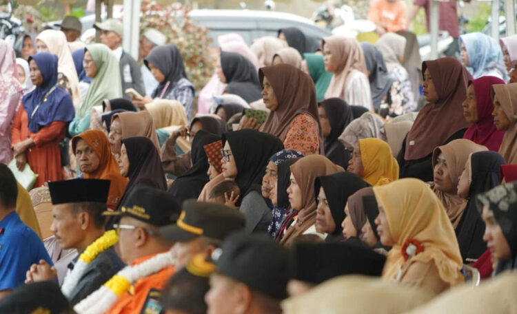 MENUNGGU—
Terlihat puluhan orang warga Sangir Jujuan, saat menunggu penyerahan bantuan.
