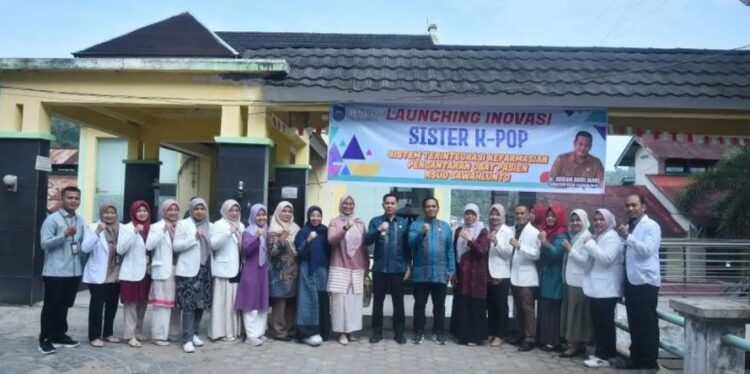 Pemko Sawahlunto Perkuat Layanan Pasien Lansia 1 USAI—
Penjabat Wali Kota Sawahlunto Fauzan Hasan bersama Direktur RSUD Sawahlunto Ardian Amri dan Kadinkes Sawahlunto Ranu Vera Mardianti, usai launching inovasi pengantaran obat untuk pasien lansia