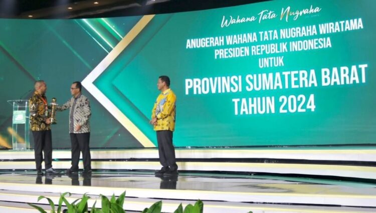 Pemprov Sumbar Raih Wahana Tata Nugraha Wiratama Tahun 2024 1 SERAHKAN PENGHARGAAN— Menteri Perhubungan, Budi Karya Sumadi menyerahkan penghargaan kepada Wakil Gubernur Sumbar, Audy Joinaldy atas nama Pemprov Sumbar dalam acara Hub Space 2024 di JIExpo Kemayoran, Jakarta Pusat. Sabtu (7/9).