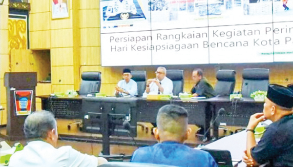 Pemko Padang Gelar Beberapa Kegiatan saat Hari Kesiapsiagaan Bencana 1 PERSIAPAN HKB— Penjabat (Pj) Wali Kota Padang Andree Algamar memimpin rapat persiapan HKB Kota Padang di Aula Abu Bakar Jaar, Balai Kota Padang, Aie Pacah, Jumat (13/9).