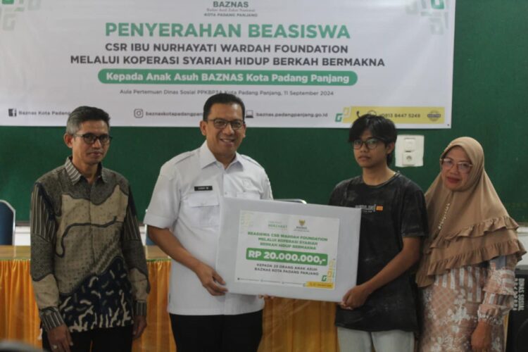 SERAHKAN BEASISWA— Pj Wako Padang Panjang Sonny serahkan beasiswa secara simbolis kepada perwakilan mahasiswa.