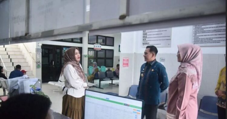TINJAU—
Penjabat Wali Kota Sawahlunto Fauzan Hasan meninjau Puskesmas Sungai Durian yang sudah mulai menerapkan pola Integrasi Layanan 
Primer (ILP).