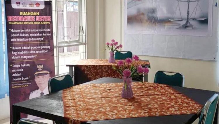 Restorative Justice Hadir di Bungtekab, Bantu Permasalahan Hukum Warga 1 RUANG RESTORATIVE JUSTICE— Ruang Restorative Justice (RJ) kini hadir di kantor Kecamatan Bungus Teluk Kabung. Ruang ini memberi manfaat dan keadilan bagi masyarakat, mengutamakan pendekatan kekeluargaan melalui cara mediasi.
