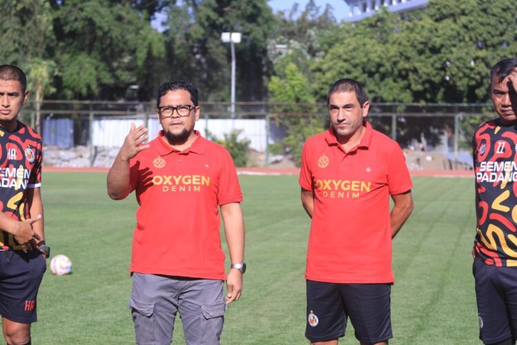 PELATIH BARU— CEO SPFC, Win Bernadino bersama pelatih anyar SPFC saat meninjau langsung latihan skuat Kabau Sirah persiapan laga pekan ke-6 BRI Liga 1 2024/2025, Jumat (20/9).