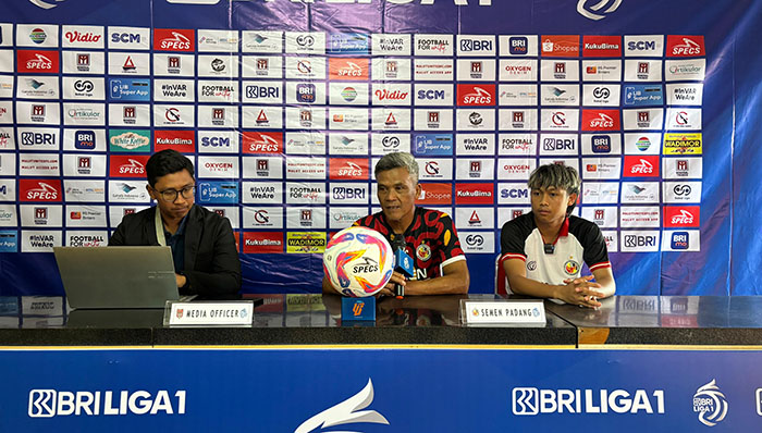 Malut United VS Semen Padang FC, Adu Gengsi Sesama Tim PromosiSemen Padang Optimis Curi Poin 1 KONFERENSI PERS— Pelatih Kepala Semen Padang Hendri Susilo didampingi pemain muda Firman Juliansyah dalam sesi konferensi, Kamis (12/9) jelang pertandingan menghadapi Malut United.