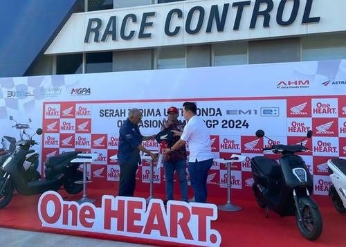 SERAHKAN MOTOR— Sebanyak 10 unit motor listrik karya anak bangsa diserahkan oleh PT Astra Honda Motor (AHM) kepada Mandalika Grand Prix Association (MGPA).