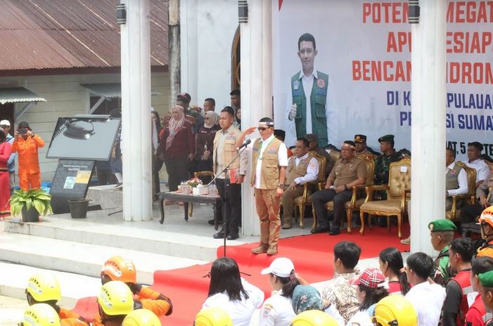 Kepala BNPB Pimpin Apel Kesiapsiagaan di Mentawai, Antisipasi Ancaman Megathurst, Warga Harus Lebih Siaga 1 APEL KESIAPSIAGAAN BENCANA—Kepala BNPB Letjen TNI Suharyanto, pimpin simulasi Penanganan Darurat Potensi Megathrust dan Apel Kesiapsiagaan Bencana Hidrometeorologi di Kabupaten Kepulauan Mentawai, Kamis (5/9).