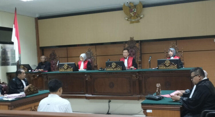 SIDANG— Situasi sidang kasus pembunuhan Iwan Sutrisman Telaumbanua (21), mantan casis bintara TNI AL asal Nias di Pengadilan Negeri Sawahlunto dengan agenda pemeriksaan saksi dari pihak keluarga korban.