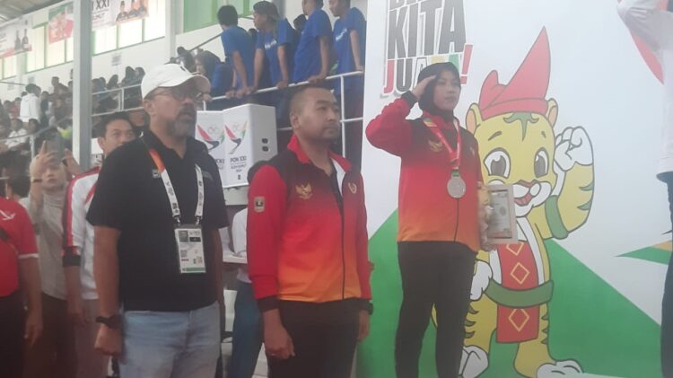 Pencak Silat Gagal Lanjutkan Tradisi Emas 1 PENGALUNGAN MEDALI— Wagub Sumbar dan Kadispora Sumbar saat prosesi penyerahan medali di Cabor Pencak Silat.