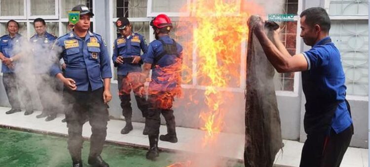 SIMULASI—Satuan Polisi Pamong Praja dan Pemadam Kebakaran (Satpol PP Damkar), lakukan sosialisasi serta simulasi bahaya kebakaran dan mitigasi pengurangan risiko bahaya kebakaran.