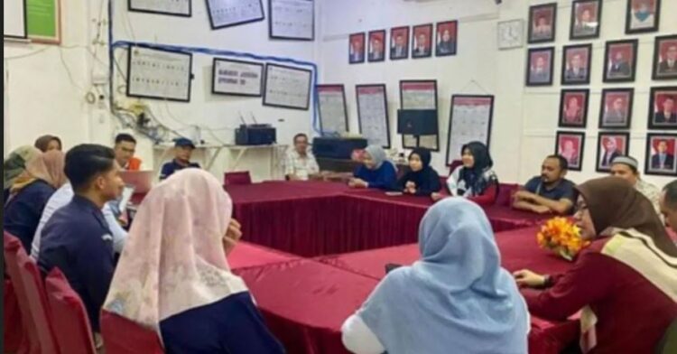 Memenuhi Syarat Administrasi, KPU Umumkan Dua Calon Wako dan Wawako 1 Suasana tahapan penyerahan perbaikan berkas persyaratan administrasi pasangan Calon Wali Kota dan Wakil Wali Kota Sawahlunto di KPU Sawahlunto, beberapa waktu lalu.