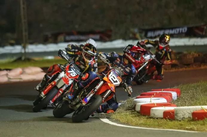 Tommy Salim Cetak Sejarah Meraih Double Champion, Juara Umum Nasional FFA 250 dan Trail 180 Open 1 PEMBALAP— Para pembalap beraksi di Superchallenge Supermoto Race 2024 Seri Kejurnas di Sirkuit Boyolali.