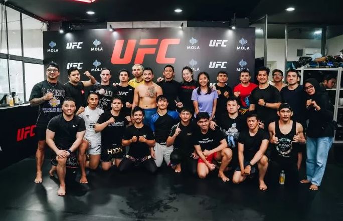 PROGRAM WARRIOR WORKOUT— Program Warrior Workout wadah bagi pencinta UFC di Indonesia berlatih olahraga MMA bersama petarung UFC Jeka Saragih.