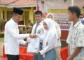 Tiga SMA dan SMK di Sangir Balai Janggo Terima Bantuan Seragam 10 Tiga SMA dan SMK di Sangir Balai Janggo Terima Bantuan Seragam