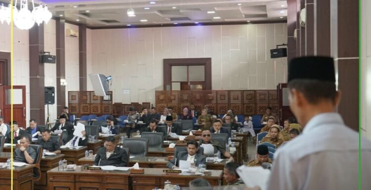 SAMPAIKAN—Wakil Bupati Solsel Yulian Efi sampaikan nota pengantar APBD 2025 ke DPRD saat rapat paripurna.