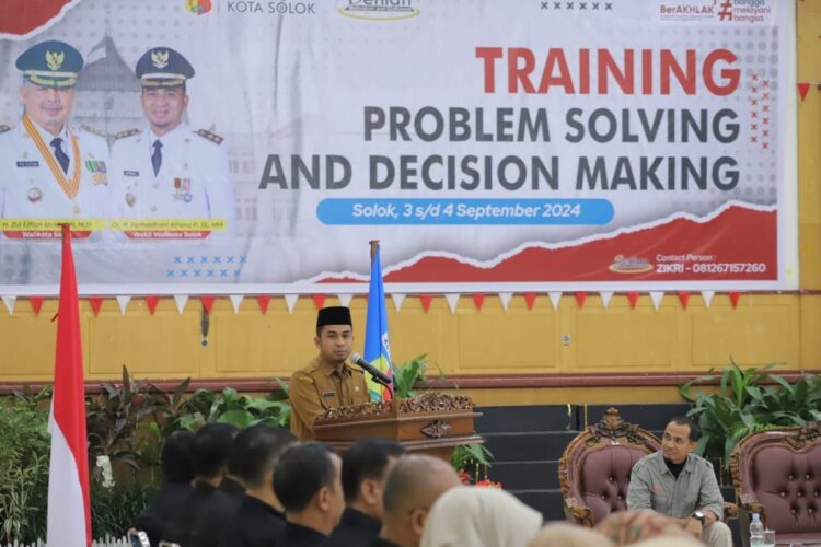 SAMBUTAN—Wakil Wali Kota Solok, Ramadhani Kirana Putra berikan asmbutan pada  pembukaan kegiatan Training Problem Solving and Decision Making, Di Gedung Kubuang Tigo Baleh, Kota Solok, Selasa (3/9).