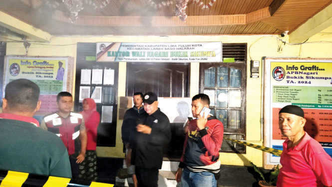 Terkait Dugaan Asusila dengan Kader Desa, Kantor Wali Nagari Bukik Sikumpa Disegel Warga, Ketua KAN: Buntut Dugaan Pelanggaran Norma Adat, Dinonaktifkan oleh Camat, Ngaku Ponselnya Dibajak 1 02 DISEGEL