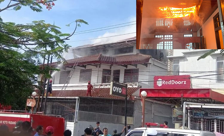 Jalan Nipah Membara, 8 Mobil Kebakaran Jinakkan Api di Rumah 3 Lantai, Kerugian Capai Rp 800 Juta, Penyebabnya Diselidiki Polisi 1 KEBAKARAN— Kondisi rumah tiga lantai yang mengalami kebakaran di Jalan Nipah, Kelurahan Berok Nipah, Kecamatan Padang Barat, Kota Padang.