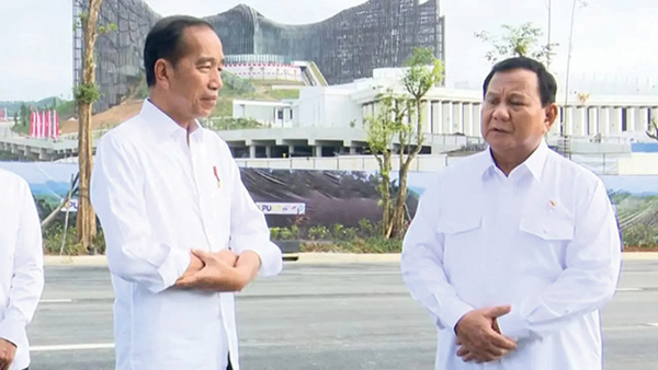 IKN— Presiden Jokowi bersama Presiden terpilih 2024-2029 Prabowo Subianto saat di Ibu Kota Nusantara (IKN) 
di Kalimantan Timur.