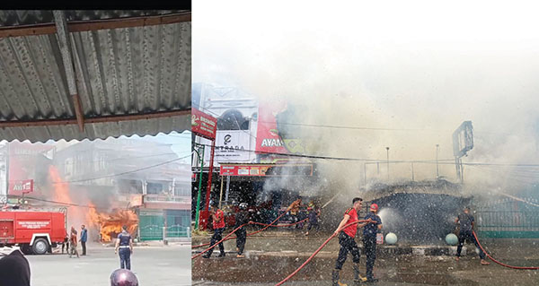 Kebakaran Hanguskan Warung Ayam Goreng, Dua Warga Dilarikan ke RS Gegara Sesak Nafas 1 KEBAKARAN— Petugas Damkar melakukan penyemprotan air untuk memadamkan api yang membakar warung ayam goreng di Payakumbuh.