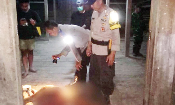PEMBACOKAN BRUTAL— Polisi melakukan olah TKP kasus pembacokan yang menewaskan dua orang dan satu orang luka parah di Dusun Butui, Desa Madobak, Kecamatan Siberut Selatan, Kabupaten Kepulauan Mentawai.