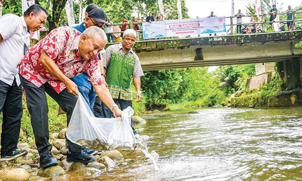 Dorong Perekonomian Masyarakat, PT Semen Padang Luncurkan Revitalisasi Ikan Gariang Langka 1 REVITALISASI IKAN GARIANG— Direktur Keuangan & Umum PT Semen Padang, Oktoweri meelepas 2.500 ekor ikan gariang langka (Tor douronensis) di Lubuk Larangan, Kelurahan Tarantang, Kecamatan Lubuk Kilangan,
Selasa (1/10).