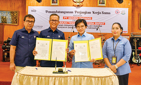 PT Semen Padang- Kejati Sumbar Perpanjang Kerja Sama Masalah Hukum Perdata dan TUN 1 PERJANJIAN KERJA SAMA— Direktur Utama PT Semen Padang, Indrieffouny Indra, dan Kajati Sumbar, Yuni Daru Winarsih, melakukan penandatangan perpanjang kerja sama masalah Hukum Perdata dan Tata Usaha Negara (TUN), di Wisma Indarung pada Kamis (3/10) lalu.