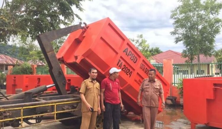 DLH Bantu Satu Unit Kontainer Bak Sampah di Lapas II B Solok 1 SERAHKAN—Terlihat Dinas Lingkungan Hidup (DLH) Kota Solok usai menyerahkan bak kontainer sampah ke Lapas IIB Solok.