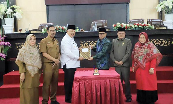 DPRD Kota Solok Setujui Ranperda Perubahan APBD TA 2024 Disahkan Menjadi Perda 1 PENYERAHAN berita acara APBD Perubahan tahun anggaran 2024 oleh Ketua DPRD Kota Solok Fauzi Rusli didampingi Wakil Ketua DPRD Kota Solok Amrinof Diaz dan Mira Harmadia.