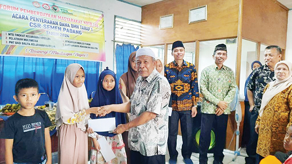 BANTUAN PENDIDIKAN— PT Semen Padang melalui melalui Forum Nagari Kelurahan Koto Lua, menyerahkan bantuan pendidikan untuk 80 pelajar SD dan SMP dari keluarga miskin, di Kantor Forum Nagari Kelurahan Koto Lua.