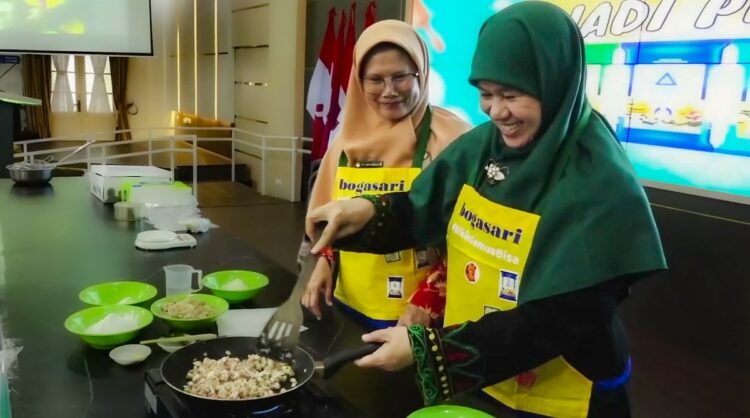 PELATIHAN  MEMASAK— Dalam pertemuan rutin bulanan Dharma Wanita Persatuan (DWP) Provinsi Sumbar, di Auditorium Gubernuran Sumbar, para anggota dan pengurus DWP mendapat kesempatan untuk berlatih membuat tiga produk makanan berbasis tepung terigu Bogasari.