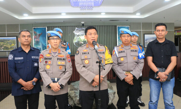 Diduga Melanggar Prosedur saat Amankan Pelaku Tawuran, 17 Personel Ditsamapta Polda Sumbar Jalani Sidang Etik 1 UMUMKAN— Kabid Humas Polda Sumbar Kombes Pol Dwi didampingi Kabid Propam Kombes Pol Dayat mengumumkan pelaksanaan sidang etik terhadap 17 personel.