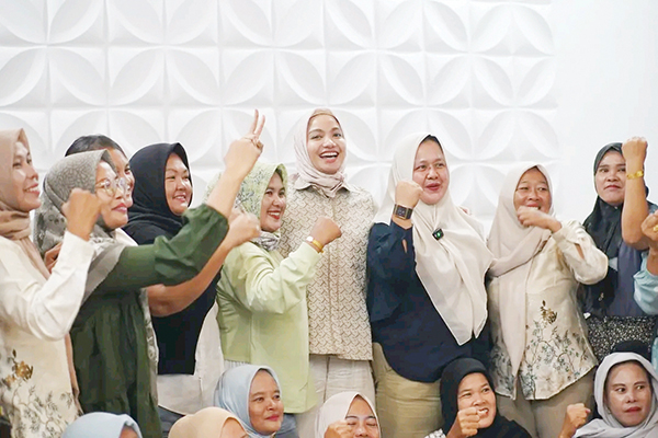 Miliki Visi Pembangunan yang Jelas, Annisa-Leli Dipercaya Mampu Antarkan Dharmasraya Lebih Maju 1 SILATURAHMI— Annisa Suci Ramadhani saat melakukan kunjungan sekaligus silaturahmi bersama masyarakat Nagari Sikabau.