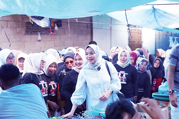 SOSIALISASI— Calon Bupati Kabupaten Dharmasraya, Annisa Suci Ramadhani saat melakukan kunjungan dan sosialisasi program-program yang ditawarkan guna membangun Kabupaten Dharmasraya lima tahun ke depan, di Pasar Tradisional Nagari Koto Baru.