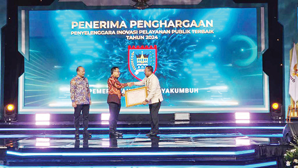Pemko Payakumbuh Raih Penghargaan Penyelenggara Inovasi Pelayanan Publik Terbaik Tahun 2024 1 PJ WALIKOTA Payakumbuh, Suprayitno, menerima Penghargaan Penyelenggara Inovasi Pelayanan Publik Terbaik Tahun 2024 dari MenPAN-RB, Abdullah Azwar Anas.