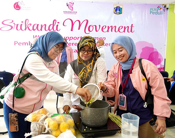 Srikandi Movement PLN Gelar Pelatihan Kelompok Perempuan Rentan 1 memberikan pelatihan--PT PLN (Persero) melalui program Srikandi Movement memberikan pelatihan dan bantuan peralatan usaha bagi kelompok perempuan rentan di seluruh Indonesia.