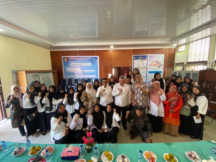 Terciptanya Wira Usaha Muda Bordir dan Fashion, 30 Orang Peserta masuk Diklat Selama 16 Hari 1 FOTO BERSAMA—Wali Kota Solok Zul Elfian foto bersama dengan peserta pelatihan.