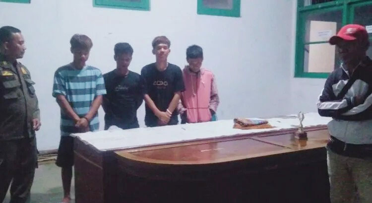 Tertipu Tawaran Kerja dengan Gaji Tinggi, 4 Perantau asal Sumsel Terlantar di Pariaman 1 TERLANTAR— Empat pemuda yang menjadi korban penipuan tawaran kerja hingga terlantar selama 10 hari dibantu oleh Satpol PP Kota Pariaman.