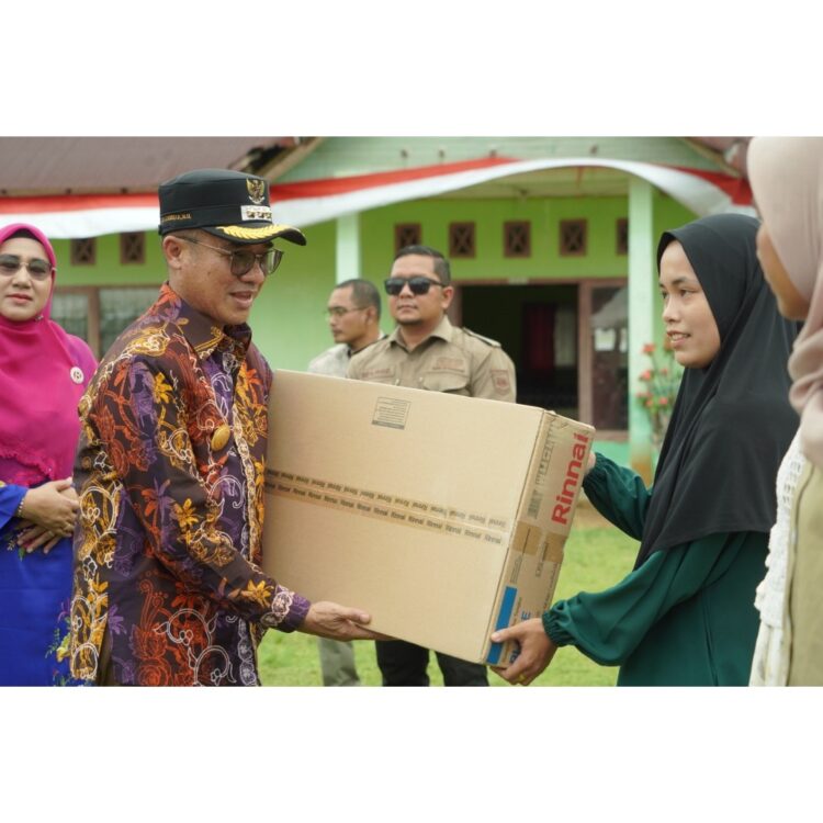 Pemerintah Solok Selatan Salurkan Bantuan kepada Pelaku UMKM, Adib: Target Peningkatan Ekonomi Kerakyatan harus Tercapai 1 SERAHKAN—Pjs. Bupati Solok Selatan Adib Alfikri saat serahkan bantuan untuk masyarakat yang berhak menerima.