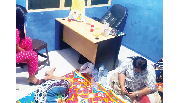 Warga Resah, Diduga Sediakan Jasa Plus-plus, 6 Wanita Diangkut dari Panti Pijat 1 PEMERIKSAAN— Enam wanita yang diamankan petugas Satpol PP dari panti pijat di kawasan Kototangah, Rabu (16/10), menjalani pemeriksaan di Mako Satpol PP.