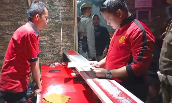 Satpol PP Razia 3 Kafe Karaoke, Speaker dan Minol Diamankan 1 RAZIA KAFE— Petugas Satuan Polisi Pamong Praja Kota Padang melakukan pengawasan dan pemeriksaan di tiga tempat hiburan malam yang berada di kawasan Kecamatan Padang Barat, dan Kecamatan Padang Selatan, Senin (22/10) malam.