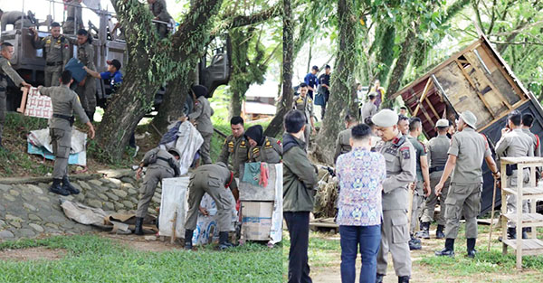 Imbauan dan Teguran BWS Sumatera 5 Dicuekin, Jualan di Bibir Sungai Muaro Panjalinan, 50 PKL Dibongkar 1 LAPAK PKL DIBONGKAR— Petugas Satpol PP bersama BWS Sumatera V Padang dan juga pihak keluarahan, kecamatan melakukan pembongkaran terhadap lapak-lapak dan kafe yang diidirikan pedagang di kawasan bibir sungai Muaro Panjalinan, Kelurahan Bungo Pasang, Kecamatan Koto Tangah, Rabu (23/10).