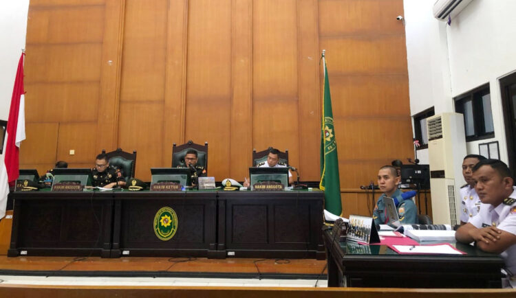 Kasus Pembunuhan Eks Casis Bintara AL, Serda Adan Divonis Penjara Seumur Hidup dan Dipecat, Keluarga Korban Kecewa, Minta Hukuman Mati 1 SIDANG— Serda Adan, terdakwa kasus pembunuhan berencana eks Casis Bintara TNI AL asal Nias, Iwan Sutrisman Telaumbanua menjalani sidang pembacaan vonis di Pengadilan Militer Padang.