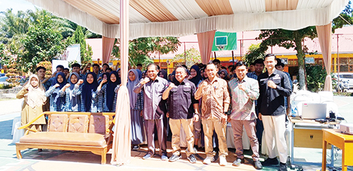 SOSIALISASI— Bawaslu Limapuluh Kota melakukan sosilisasi dan dialog bersama puluhan orang pelajar SMA Negeri 1 Harau, Selasa (29/10).