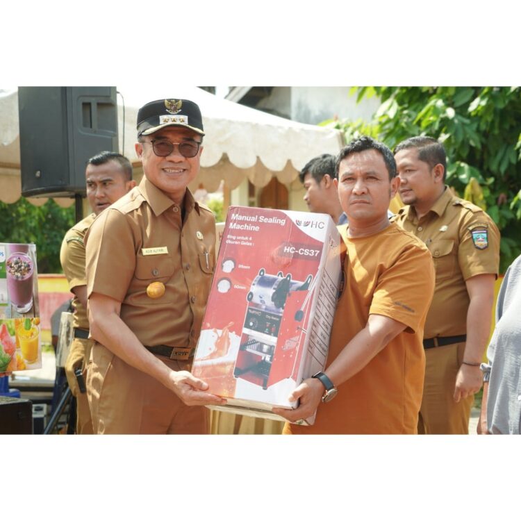 Bantuan UMKM Rampung, 614 UMKM Sudah Terima Peralatan 1 BANTUAN UMKM— Pjs Bupati Solsel Adib Alfikri menyerahkan bantuan untuk Kecamatan Sangir di Kantor Camat Sangir, Selasa (8/10).