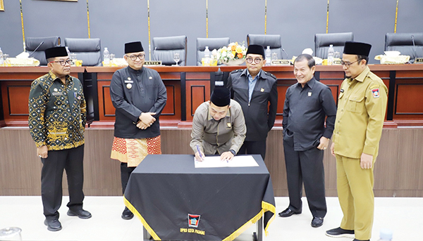DPRD Setujui Perubahan APBD Kota Padang TA 2024 1 menandatangani --Ketua DPRD Kota Padang, Muharlion, menandatangani Konsep keputusan dewan perubahan APBD Kota Padang tahun anggaran 2024.