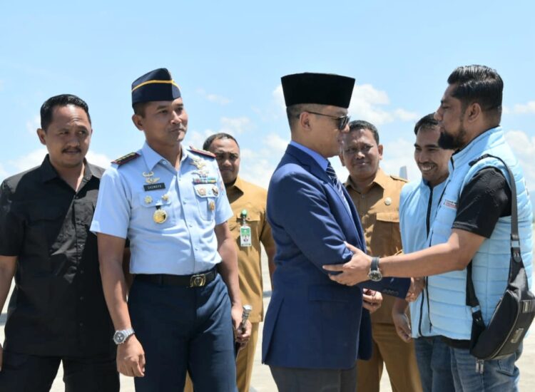 Menlu Sugiono Laksanakan Perjalanan Dinas Pertama, Transit di Aceh 1 Juru bicara Badan' Pemenangan Aceh Mualem - Dek Fadh saat menerima Menteri luar negeri Sugiono di Bandara Iskandar Muda